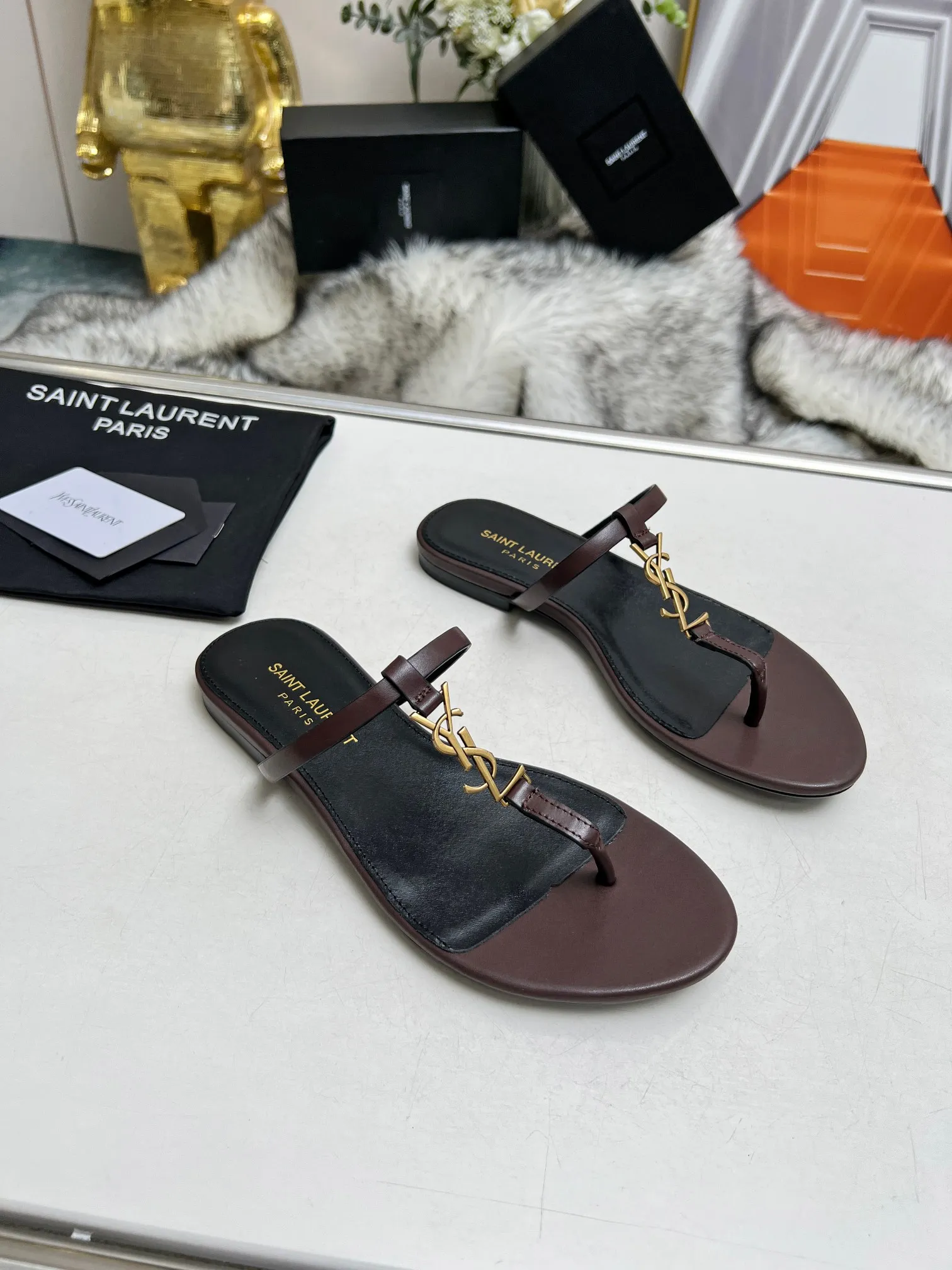 👟👟Ex-factory price 340👟👟 Genuine leather sole +40 Factory number: 5678-2 "Saint Laurent" YSL counter classic flip-flops. High-end customization and top quality. Continuing the family's classic hardware buckle design, it is simple and elegant. The flat 1CM bottom makes it easy for women to control. The unique back buckle design can make the shoes exude a sexy, sweet and feminine look. ▪️Upper: imported grade A cowhide ▪️outsole: Italian cowhide ▪️inner/foot pad: imported sheepskin ▪️heel height: 1cm ▪️size: 35-44 (43 44 customized, non-returnable)